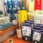 日本料理 篠 - カウンター席横に酒瓶、酒樽、お殿様の米！余はあっぱれじゃ！！