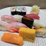 Sushitokoro Itou - ランチ：花〈握り9貫〉赤身、烏賊、大トロ、スズキ、甘海老、カンパチ、サーモン、穴子、玉子焼〈巻物3〉 鉄火、きゅうり、牛蒡