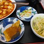 餃子の味楽 - ランチは麻婆豆腐、御飯、香の物、、サラダ、スープに小鉢、この日の小鉢は玉子焼きでした。