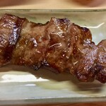 Yakitori Handon - 焼鳥屋の名物　牛タン串です（笑）単品だと800円以上しますからコースで頼みましょう