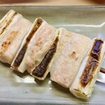 Yakitori Handon - ねぎまは鶏胸肉を薄めに切りつけてあるので葱に色がついたら出来上がり　こういう工夫が美味しさの秘訣です