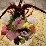 和食 浜木綿 - 造 り
      伊勢海老姿作り 魚介五種盛り あしらい一式