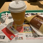 Makudonarudo - 2020/12 日本マクドナルド公式アプリのクーポンで プレミアムローストアイスコーヒー(M) 150円→120円と季節限定三角チョコパイ 黒 130円