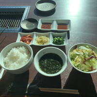 天空焼肉 星遊山 - プチご褒美ランチ　¥2,500
                    
                    キムチとナムルの3種盛り合わせ
                    サラダ、スープ、ご飯