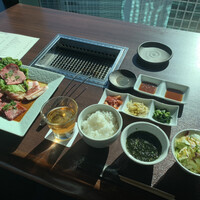 天空焼肉 星遊山 - プチご褒美ランチ　¥2,500
                    
                    キムチとナムルの3種盛り合わせ
                    
                    牛タン
                    黒毛和牛とうがらし
                    黒毛和牛カルビ
                    PRIMEハラミ
                    プラチナポーク
                    清流鶏
                    
                    サラダ、スープ、ご飯
                    シャーベット
                    コーヒー
