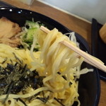 豊後みくにや - 麺は「女麺」オンリー仕様。中太麺の縮れ麺の美肌もち肌だ。