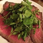 クスクス ルージール - 山形牛　とも三角のローストビーフ　セルバチコとクレソンのサラダ