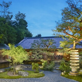 嵐山の絶景と日本庭園の美景に抱かれて佇む