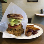 ベーカーバウンス - 『ミート＆チーズ　ゴーダベーコンバーガー￥1550』