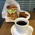 ベーカーバウンス - 『ミート＆チーズ　ゴーダベーコンバーガー￥1550』  『Hotcoffee￥120』