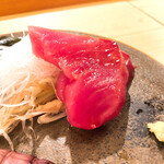 木挽町 とも樹 - かつおの刺身（おろし玉ネギ醤油）