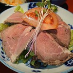 和食居酒屋 咲くら - 和風ローストビーフサラダ。
      これもステキな内容