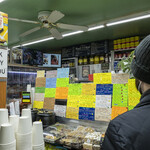 Sunny and Annie's - 店舗に入ってちょっと右を見ると、サンドイッチメニューの壁。