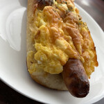 ブーランジェリー エルポール - ランチエッグ　カンパーニュ生地にあらびきウインナー、玉子フィーリング2種のチーズをトッピング