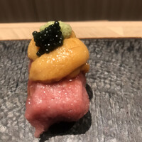 鮨 いつみ - お昼のおまかせにぎりのコース７７００円。「中落ち」と説明されました。雲丹とキャビアの効果は不明ですが、とても美味しかったです（╹◡╹）