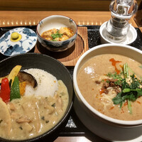南風楼 - チキンと彩り野菜のグリーンカレー&四川担々麺
                    (上:サービスの麻婆豆腐)