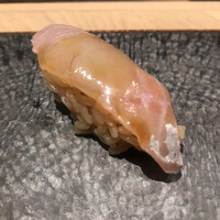 鮨 いつみ - お昼のおまかせにぎりのコース７７００円。ホウボウ。昆布締めにしたものです。後口にフンワリと昆布が香り、とても良かったです（╹◡╹）