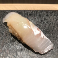 鮨 いつみ - お昼のおまかせにぎりのコース７７００円。鱸。甘みと脂のバランスが良く、この時期なのに、とても美味しい鱸です（╹◡╹）
