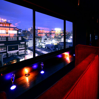 Couple seats where you can enjoy adult time in a relaxing space with a beautiful night view