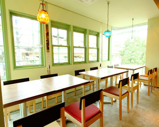 蕎麦粉食堂 Buckwheat - 明るい窓側のお席です
