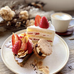ミネロワ - 古都華のショートケーキ、古都華とピスタチオのタルト、レーズンバターサンド、自家製生キャラメルのラテ♡