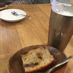 インドレストラン Shama - ピーナッツ入りケーキ＋ラッシー