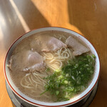 ラーメン げんこつ家 - オーダーして出てくる基本ラーメン(大盛り¥650)