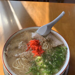 ラーメン げんこつ家 - それに卓上薬味を全部入れた状態