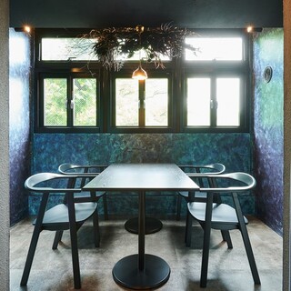 洗練された大人の空間で、食事と会話を愉しむ至福の時