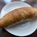 ブーランジェリー エルポール - あんバター塩ロール　セサミフランス生地に小倉あんとバターを巻き込みアルペンザルツをトッピングして溶かしバターを塗りました