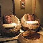 きたの風茶寮 - 外の庭の水面が見えるように設置