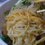 オイリーな旨辛挽肉が入ってます。