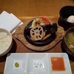 Gohanya Noukano Daidokoro - 山盛り香ばし野菜とホタテ石焼き＆たまごかけご飯。TKGはおかわり自由♪