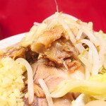 ラーメン二郎 - 豚の厚み