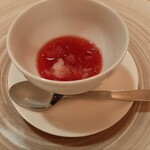 エヴォリュエ - ホットワインがモチーフのハーブティーに、アルコールを飛ばした白ワインのソルベが爽やかなスタート