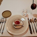 エヴォリュエ - アペリティフ（食前酒）代わりにドイツの高級紅茶ブランド、ロンネフェルトのハーブティーからスタート、巨峰ジュース800円