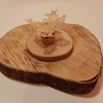 エヴォリュエ - 切り株の上に舞い降りた蝶がアート作品のよう！アミューズは信州サーモンと安納芋のガレット