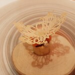 エヴォリュエ - さつま芋のピュレで作った蝶のチュイルは、パリッと薄くほのかな甘味、その下は信州サーモンと安納芋のガレット