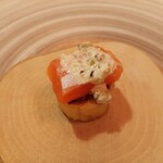 エヴォリュエ - 脂の乗った分厚い信州サーモンと甘味のある安納芋のガレット、それを繋ぐタプナードとマヨネーズのソース