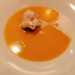 エヴォリュエ - サワークリームと肉団子を崩して3度楽しめる！かぼちゃのポタージュ、サワークリームと木の実