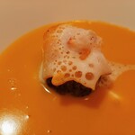 エヴォリュエ - まろやかでナチュラルな甘味のかぼちゃのポタージュに、サワークリームのコクと酸味、パンチのある肉団子がマッチ