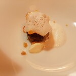 エヴォリュエ - 目の前で注いで下さる温かいポタージュ、器に盛り付けられているのはサワークリームやポーク＆チキンの肉団子