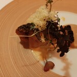 エヴォリュエ - お魚の上には辛味のあるマイクロリーフのサラダと、チーズのように細く削った熊本産の栗が