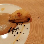 エヴォリュエ - ジュワッとエキスが溢れる分厚い椎茸は、中にきのこリゾットを詰めて香ばしいオーブン焼きに♪黒いのは竹炭パン粉