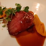 エヴォリュエ - 休ませながらゆっくりローストする鹿肉は、驚くほどきめ細かく柔らか！奥行きある力強い旨味の鹿と、赤ワインビネガーや焦がし砂糖のソースが絶妙の相性良さ