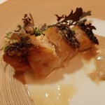 エヴォリュエ - プリッと身の締まった黒むつは、しっとり上品な旨味と香ばしさ！ふくよかでエレガントなポルチーニのソースがマッチ