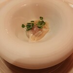 エヴォリュエ - トゥルンとなめらかなラオビリの中には、旨味が濃くジューシーな七谷鴨のひき肉とシャキシャキ食感の良い蓮根