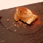 エヴォリュエ - デセールは落花生のグラス、エスプレッソとマスカルポーネのムース、ラフランスのコンポート