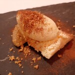 エヴォリュエ - 自家製の落花生アイスにまろやかなマスカルポーネのムース、フルーティなラフランスのコンポートやエスプレッソのソースが重なりティラミス風の味わい