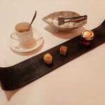 エヴォリュエ - 個性的なプレートにの上に可愛いミニャルディーズが3種類、香り良いエスプレッソと共に